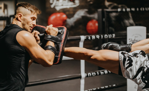 Silový tréning a bojové športy: dokonalá kombinácia pre výkon, zdravie aj charakter